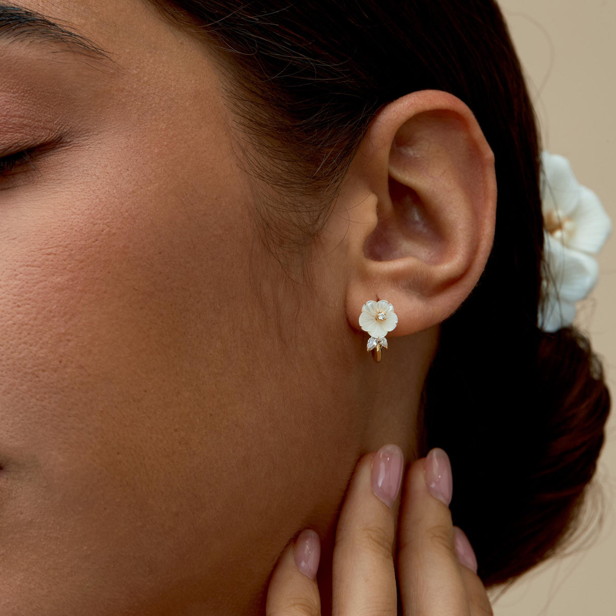 Mother of Pearl Flower Hoop Earrings,Dainty Floral Pearl Hoop Earrings,Gold Huggie Earrings,Bridal Earrings,Engagement Gifts,Bridesmaid Gift