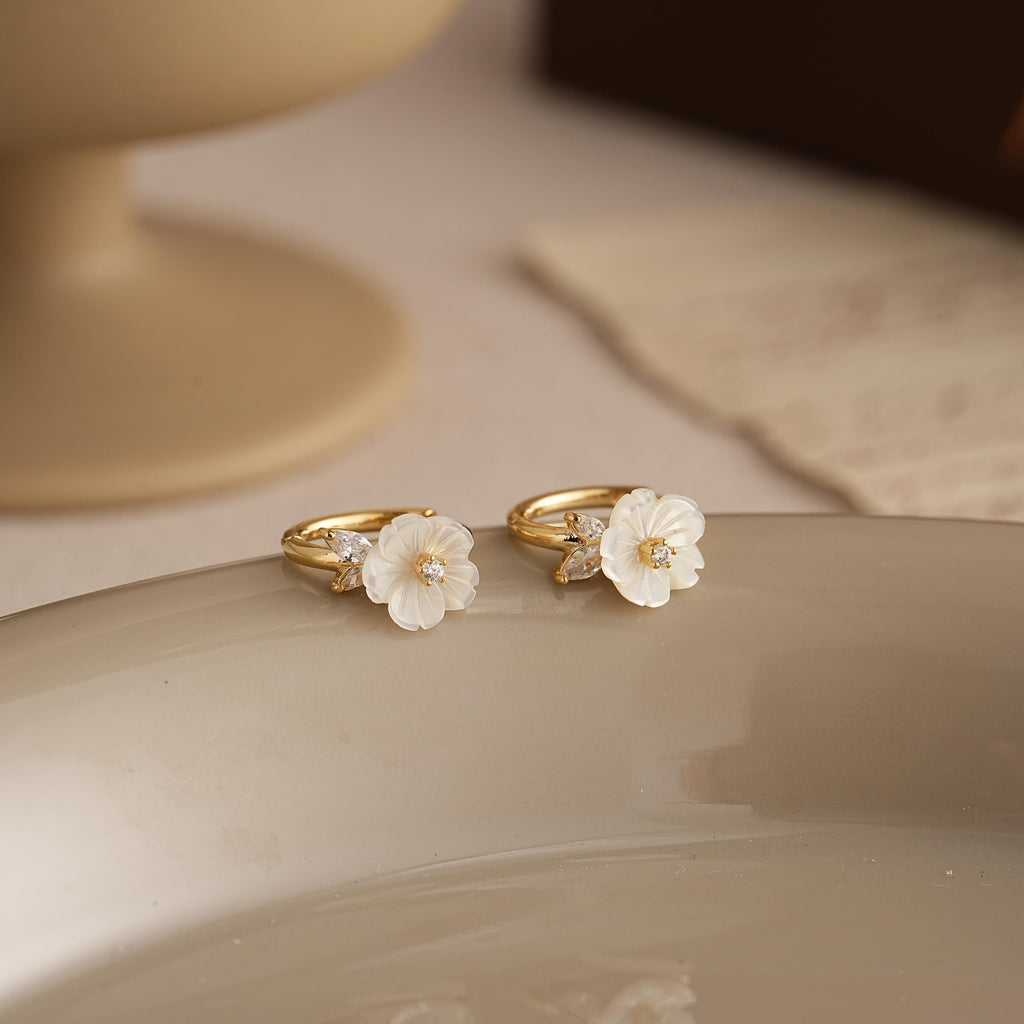 Mother of Pearl Flower Hoop Earrings,Dainty Floral Pearl Hoop Earrings,Gold Huggie Earrings,Bridal Earrings,Engagement Gifts,Bridesmaid Gift
