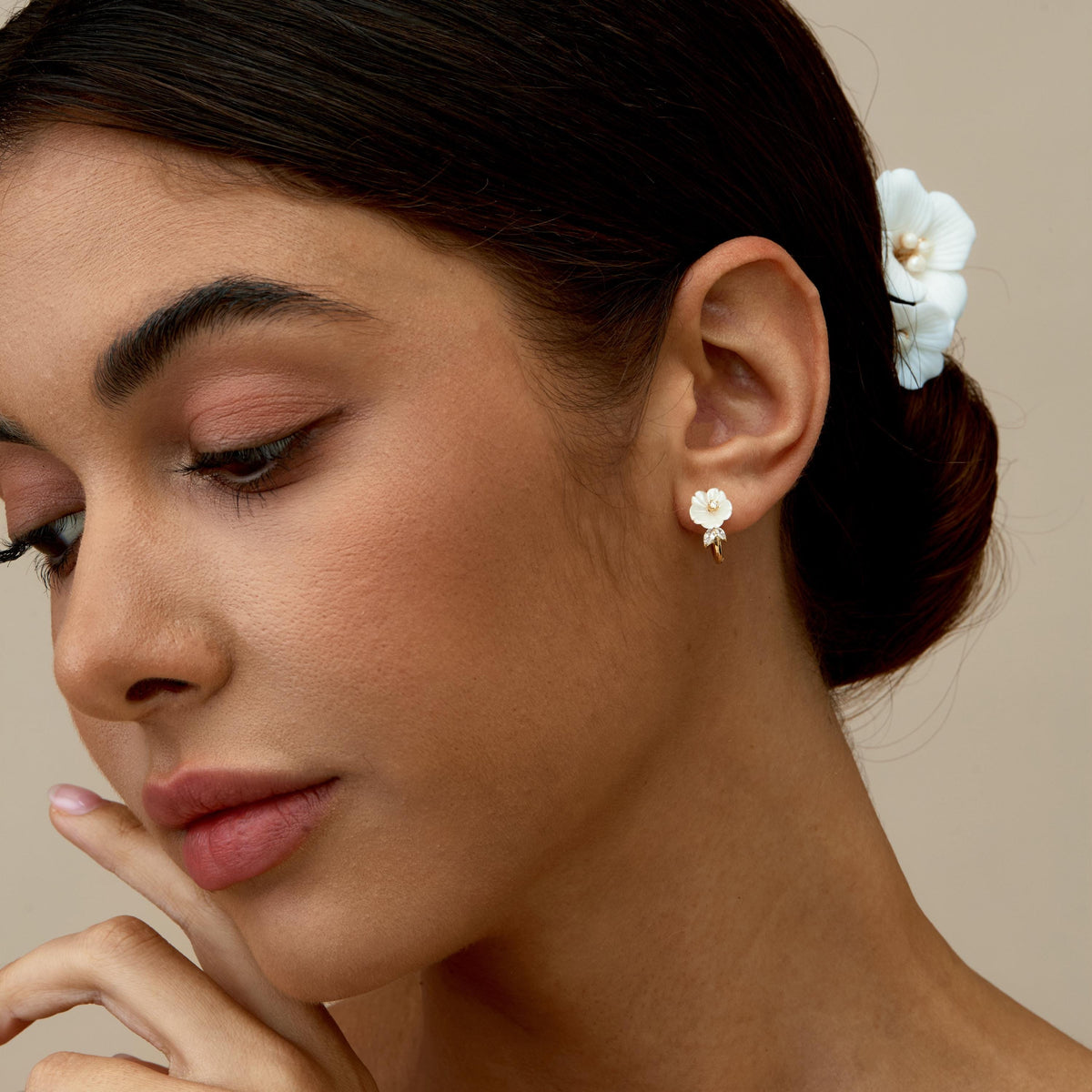 Mother of Pearl Flower Hoop Earrings,Dainty Floral Pearl Hoop Earrings,Gold Huggie Earrings,Bridal Earrings,Engagement Gifts,Bridesmaid Gift