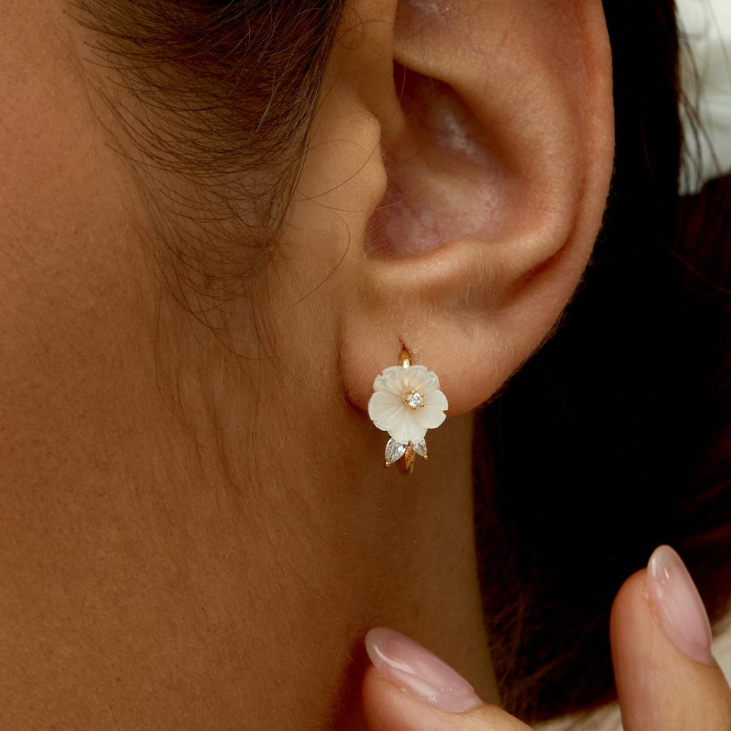 Mother of Pearl Flower Hoop Earrings,Dainty Floral Pearl Hoop Earrings,Gold Huggie Earrings,Bridal Earrings,Engagement Gifts,Bridesmaid Gift