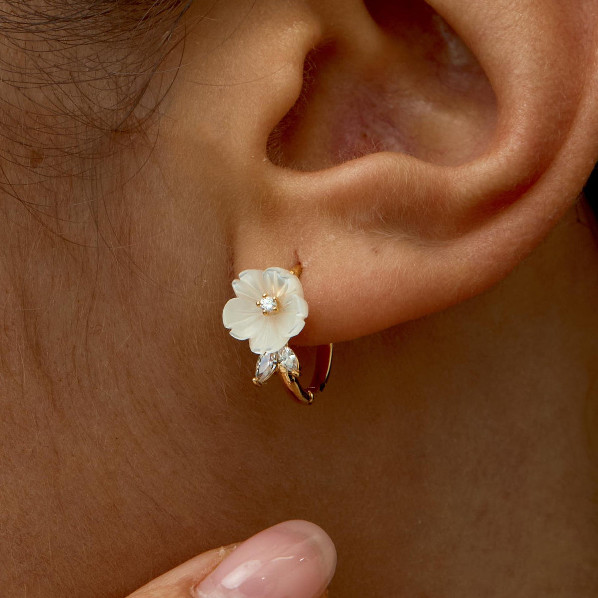 Mother of Pearl Flower Hoop Earrings,Dainty Floral Pearl Hoop Earrings,Gold Huggie Earrings,Bridal Earrings,Engagement Gifts,Bridesmaid Gift