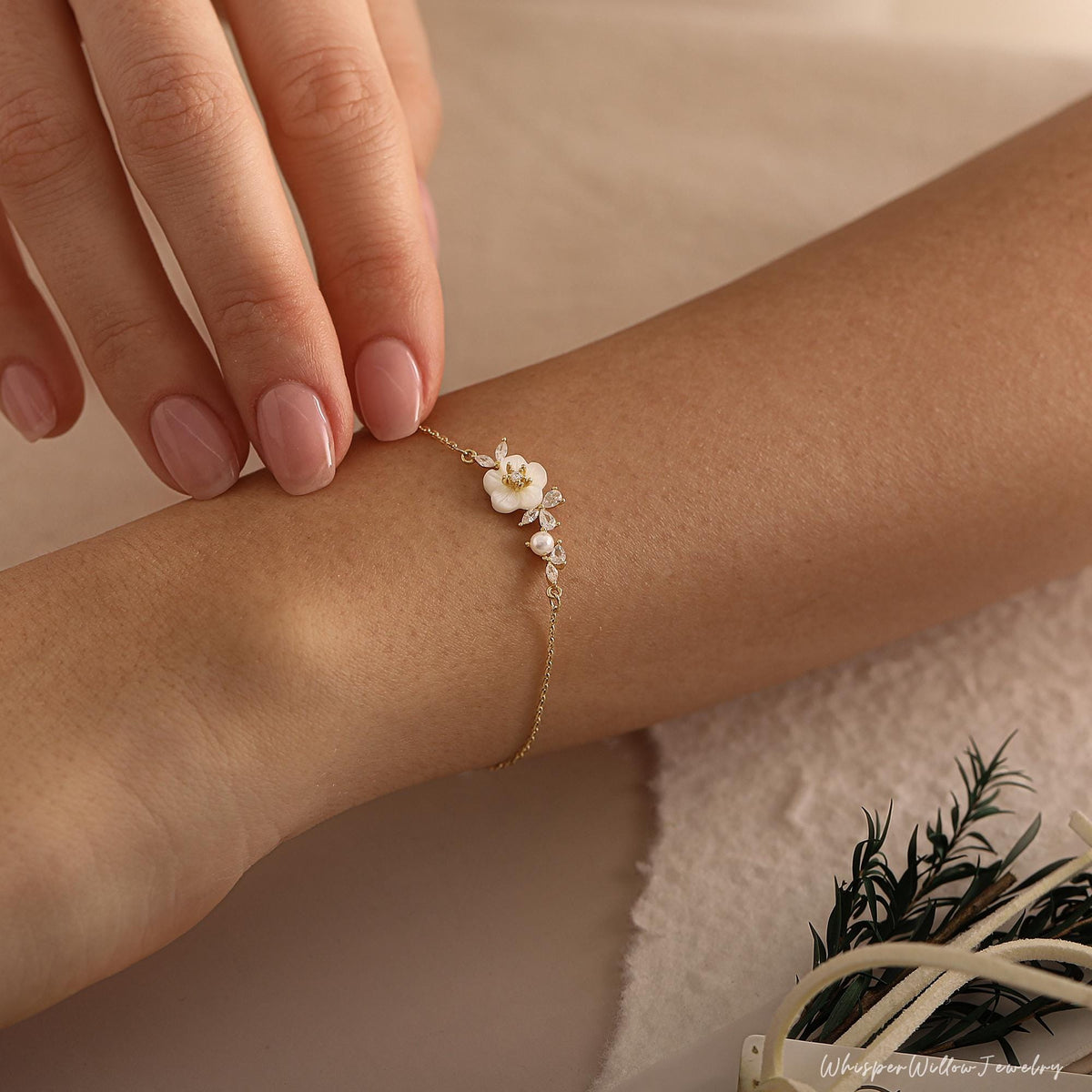 Minimalist Mother of Pearl Flower Bracelet, Diamond Leaf Bracelet, Dainty Bracelet, Bridal Jewelry, Wedding Gifts, Bridesmaid Gifts for Her