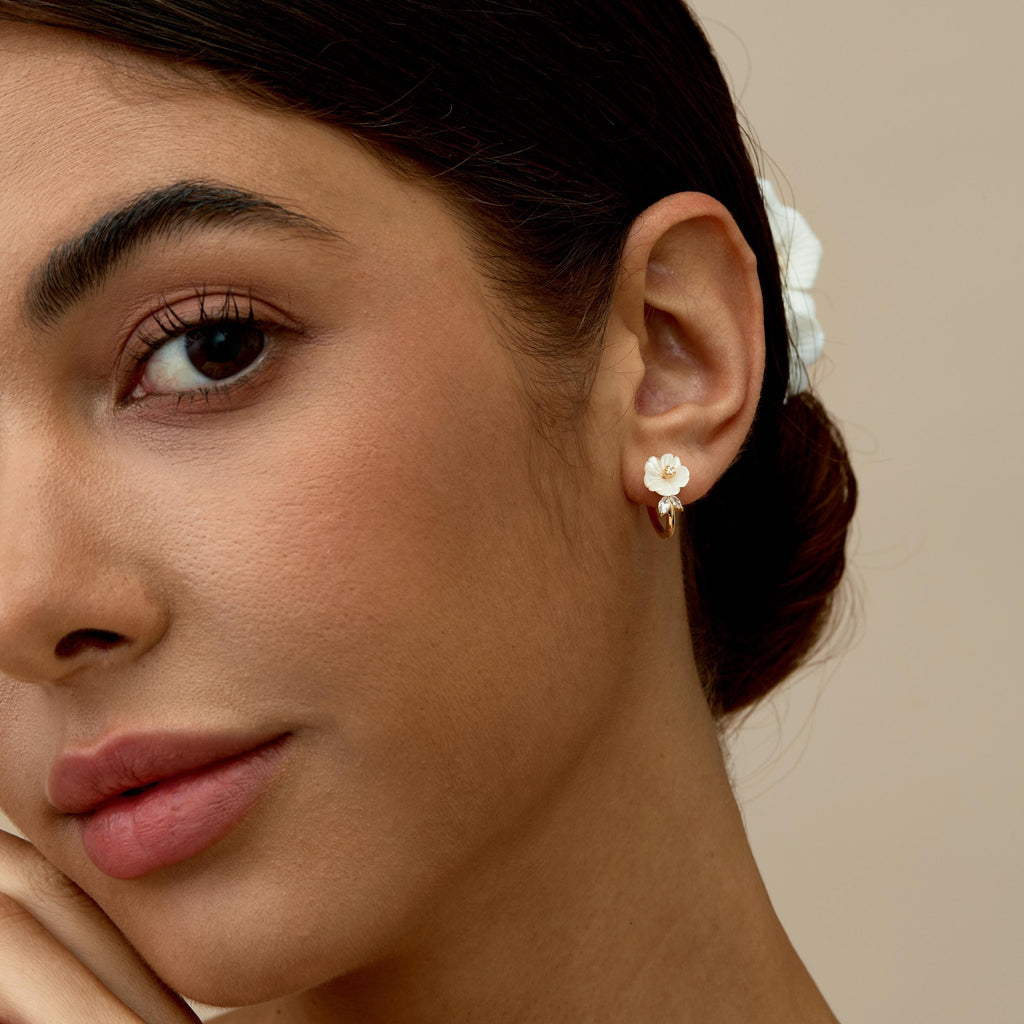 Mother of Pearl Flower Hoop Earrings,Dainty Floral Pearl Hoop Earrings,Gold Huggie Earrings,Bridal Earrings,Engagement Gifts,Bridesmaid Gift