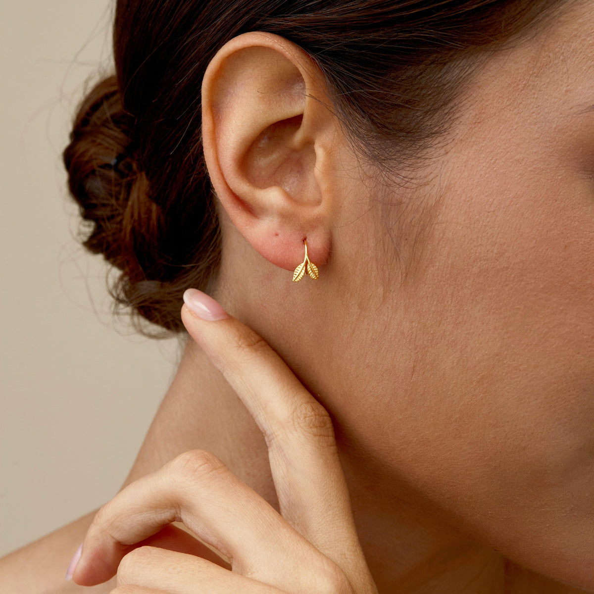 Dainty Gold Leaf Earrings,Open Hoop Earrings,Dainty Leave Earrings,Gold Huggie Hoops,Mini Hoops,Everyday Earrings,Minimalist Earrings