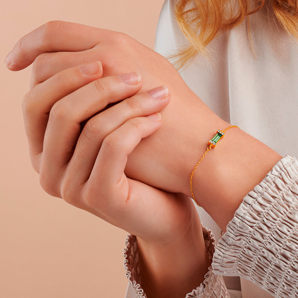 Peridot baguette birthstone bracelet in 18 ct gold vermeil, August birthstone bracelet, Green gemstone, Gift for wife, Dainty gold bracelet