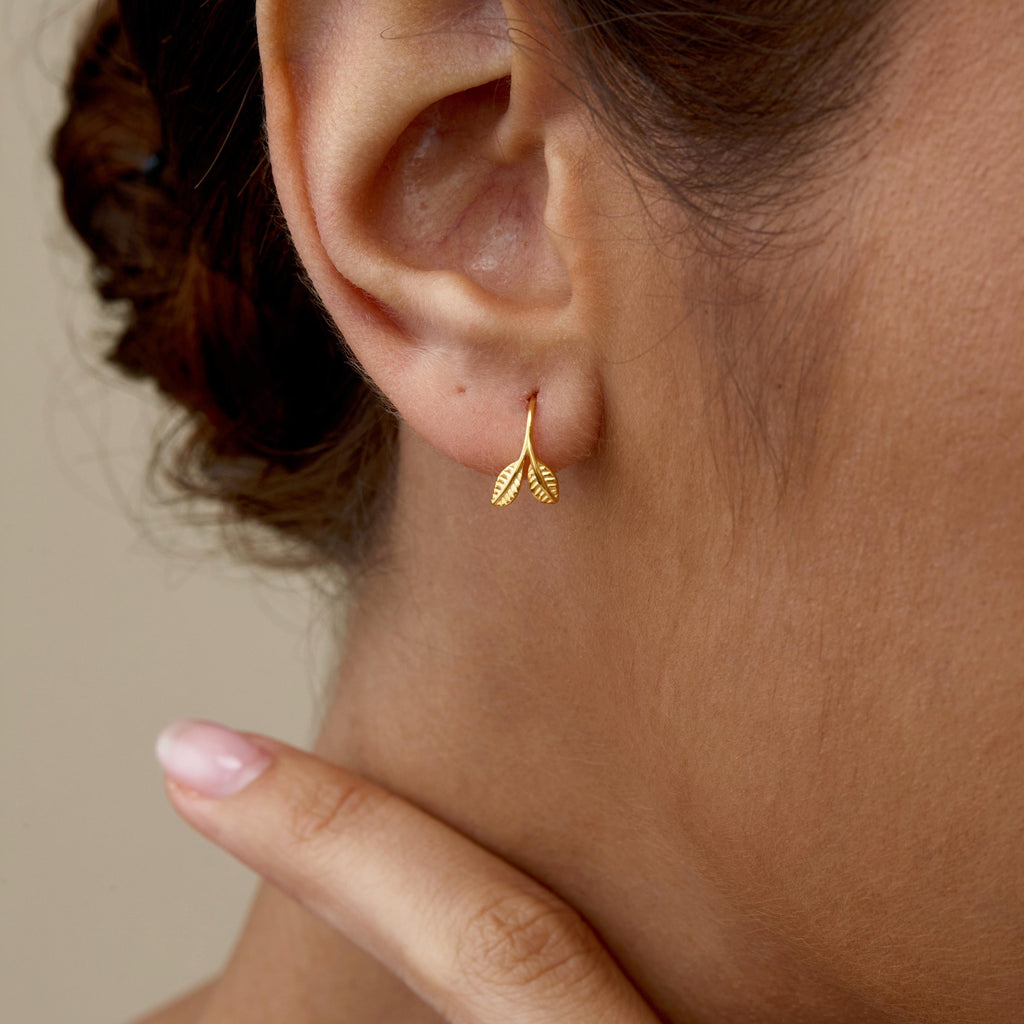 Dainty Gold Leaf Earrings,Open Hoop Earrings,Dainty Leave Earrings,Gold Huggie Hoops,Mini Hoops,Everyday Earrings,Minimalist Earrings