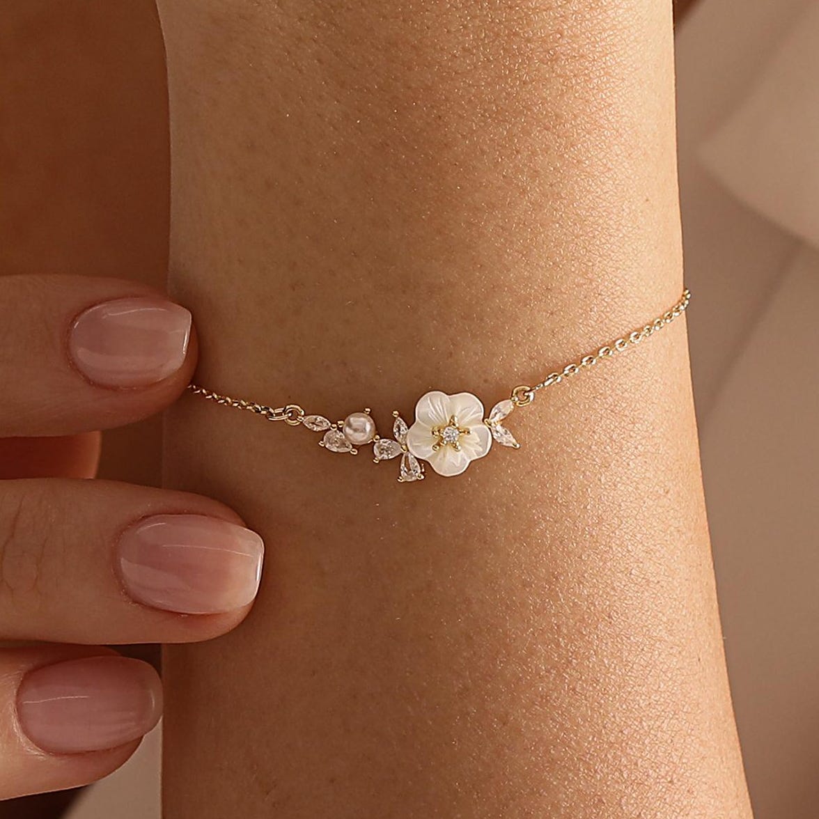 Minimalist Mother of Pearl Flower Bracelet, Diamond Leaf Bracelet, Dainty Bracelet, Bridal Jewelry, Wedding Gifts, Bridesmaid Gifts for Her