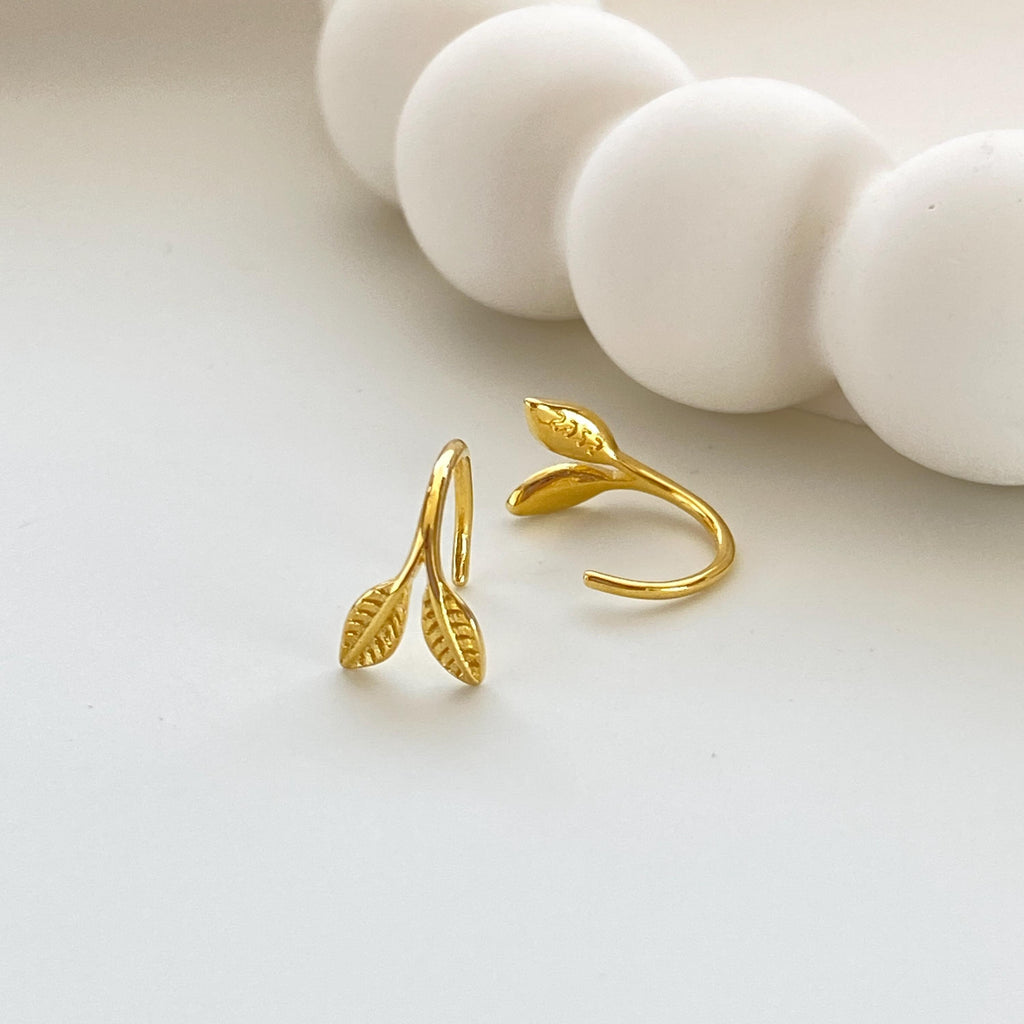Dainty Gold Leaf Earrings,Open Hoop Earrings,Dainty Leave Earrings,Gold Huggie Hoops,Mini Hoops,Everyday Earrings,Minimalist Earrings