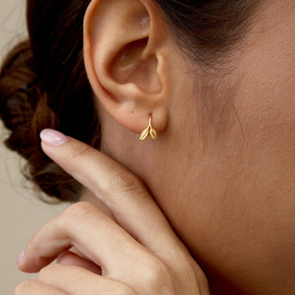 Dainty Gold Leaf Earrings,Open Hoop Earrings,Dainty Leave Earrings,Gold Huggie Hoops,Mini Hoops,Everyday Earrings,Minimalist Earrings