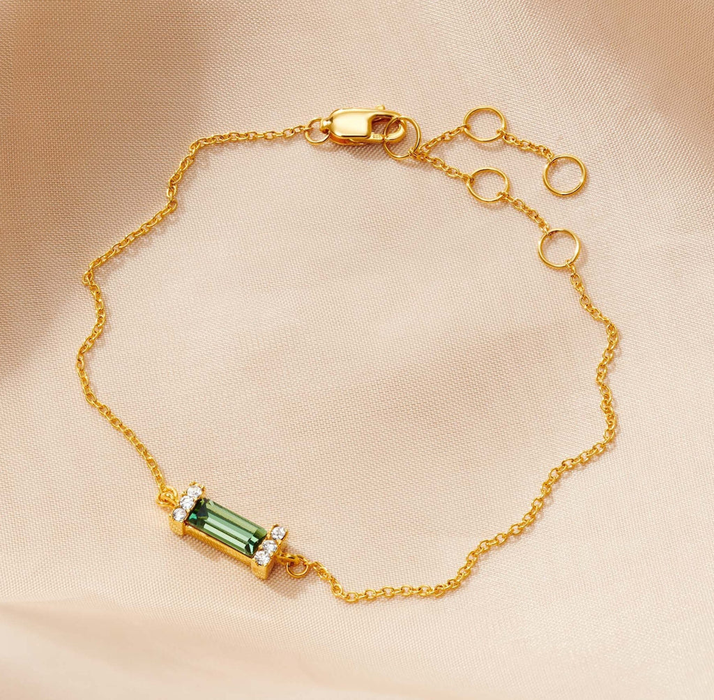 Peridot baguette birthstone bracelet in 18 ct gold vermeil, August birthstone bracelet, Green gemstone, Gift for wife, Dainty gold bracelet