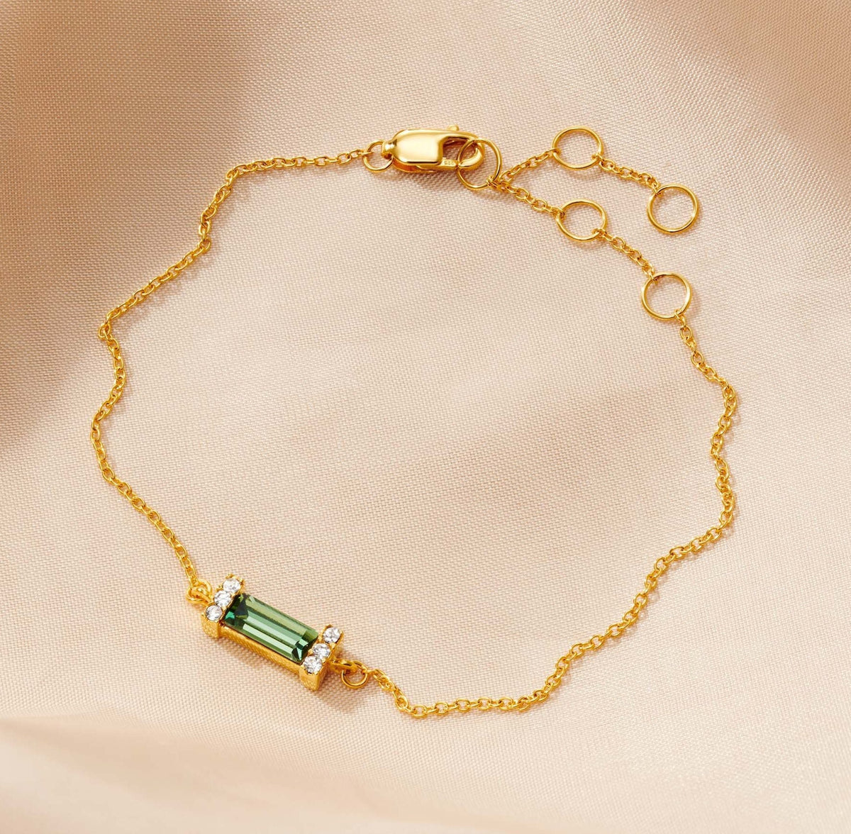 Peridot baguette birthstone bracelet in 18 ct gold vermeil, August birthstone bracelet, Green gemstone, Gift for wife, Dainty gold bracelet