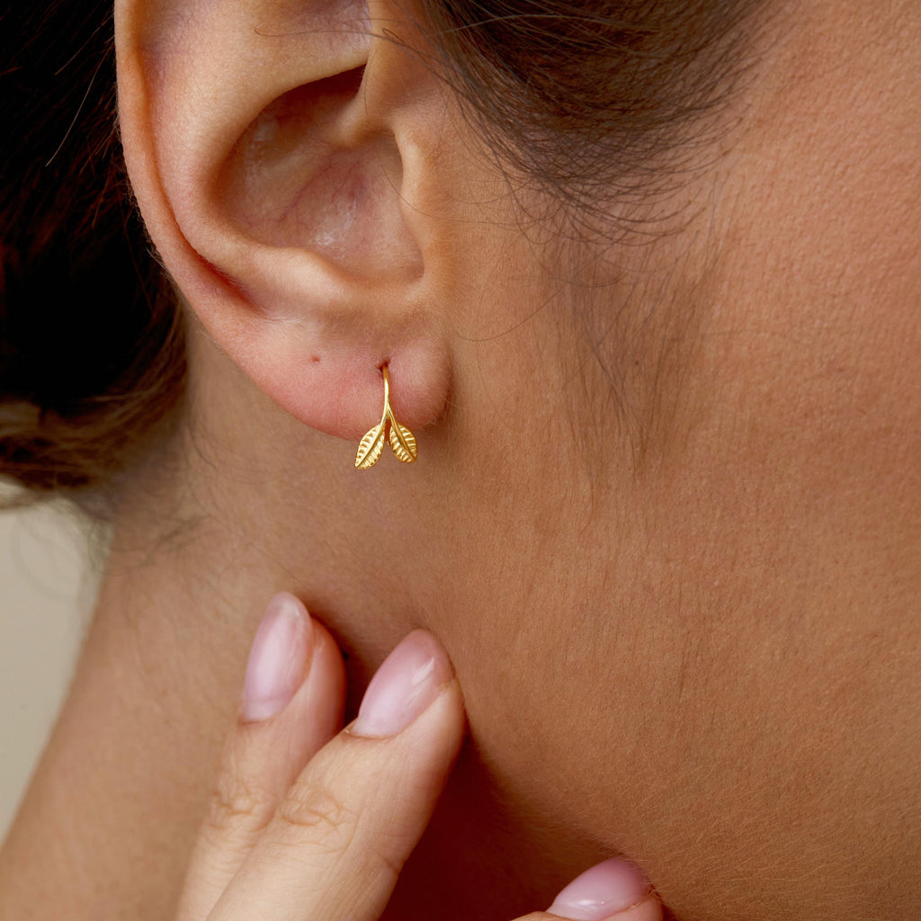 Dainty Gold Leaf Earrings,Open Hoop Earrings,Dainty Leave Earrings,Gold Huggie Hoops,Mini Hoops,Everyday Earrings,Minimalist Earrings