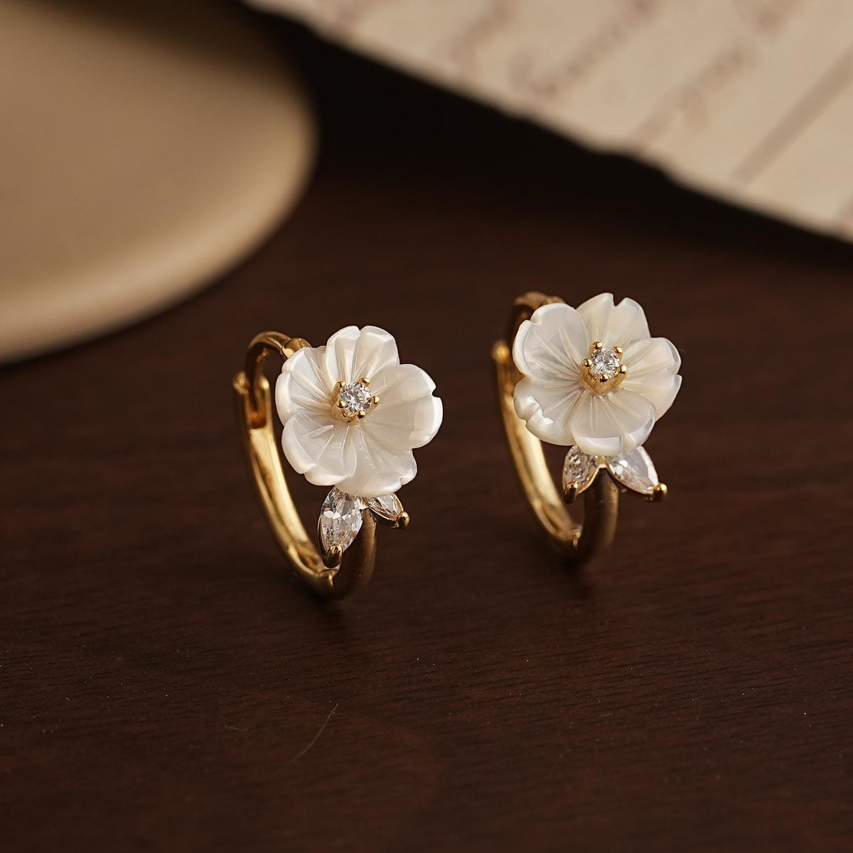 Mother of Pearl Flower Hoop Earrings,Dainty Floral Pearl Hoop Earrings,Gold Huggie Earrings,Bridal Earrings,Engagement Gifts,Bridesmaid Gift