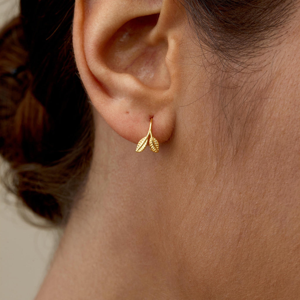 Dainty Gold Leaf Earrings,Open Hoop Earrings,Dainty Leave Earrings,Gold Huggie Hoops,Mini Hoops,Everyday Earrings,Minimalist Earrings